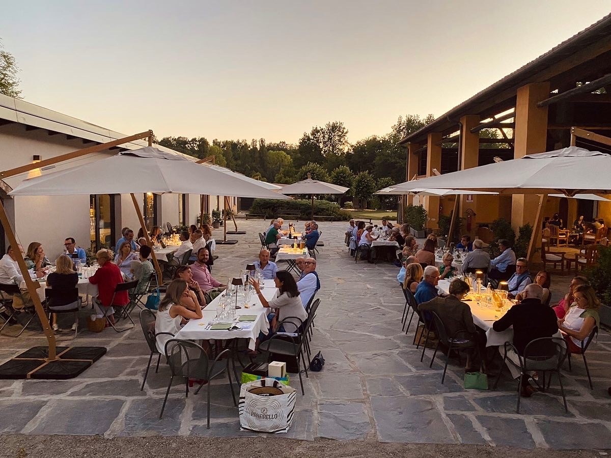 Cena all'aperto a Colline del Gavi