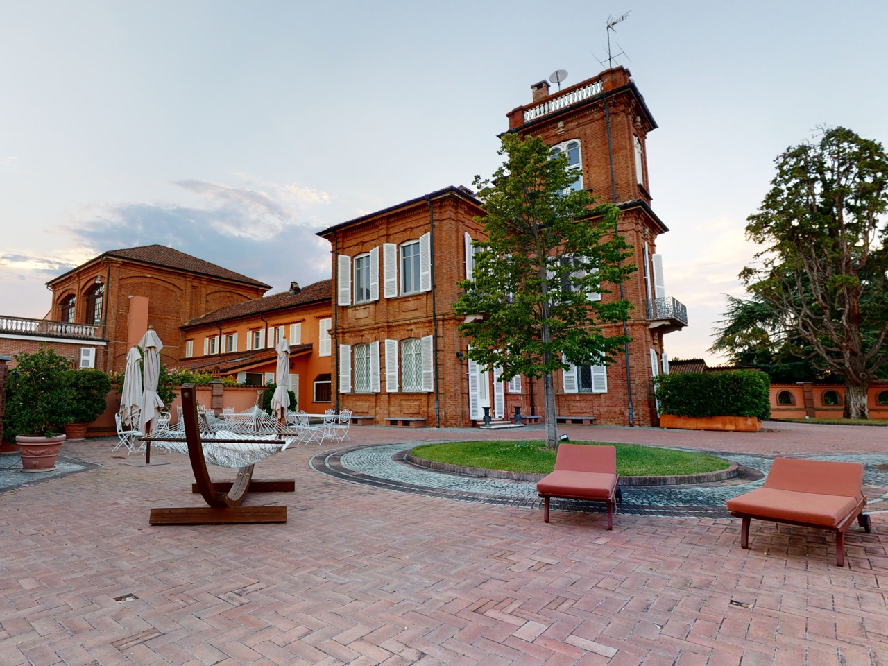 Il cortile esterno della villa di Margara