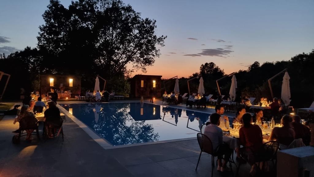 Un merveilleux dîner au bord de la piscine à Colline del Gavi