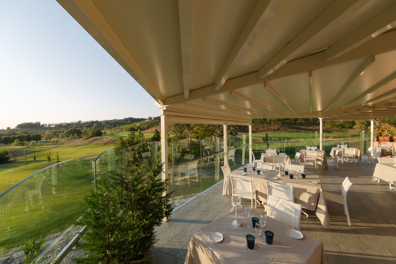 La meravigliosa terrazza del ristorante di Villa Carolina